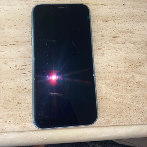 iPhone 11 64 GB - Picture 2 of 6